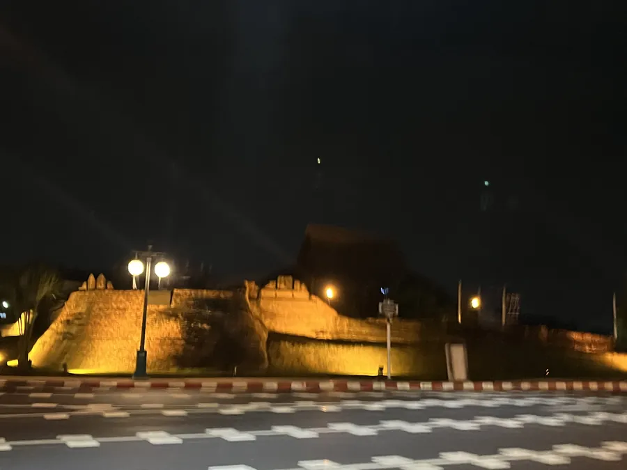 불이 켜진 치앙마이 성벽